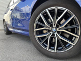 BMWならではの卓越した走りを支えるホイールと足回りです!日本車の走りに慣れている方にもぜひ体感して頂きたいほど、高いレベルでまとまっています!純正18インチアルミホイール。