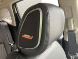 ヘッドレストにもBOSEスピーカー付いてます。