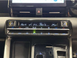 デュアルオートエアコン付きです。運転席・助手席でそれぞれ吹き出す風の温度や風量など自動調整してくれます。