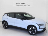 Volvo Cars appで車にリモートアクセスして、空調機能の操作や車の施錠・開錠、ソフトウェア更新などが可能です。エアコンやシートヒーターを操作して、出発前に車内を快適な温度に整えられます。