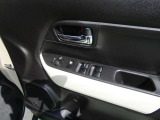 全席パワーウインドウです。小さなお子様が勝手に開閉できないように、運転席側でロックをかけることもできます。