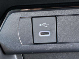 運転席と助手席の間にUSB電源があります。スマホなど外部機器の電源や充電に便利です。