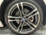 BMWならではの卓越した走りを支えるホイールと足回りです!日本車の走りに慣れている方にもぜひ体感して頂きたいほど、高いレベルでまとまっています!