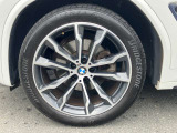 【BMWアロイホイール】軽量かつ強度に拘ったアロイホイール。走行性能ポテンシャルを引き出す設計。タイヤのサイドウォールが強化されたランフラットタイヤは、パンク時にタイヤがつぶれてもリムから外れません。