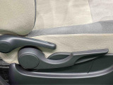 運転手の体格に合わせて運転席の座面の高さ調整ができるシートリフターが付いてます