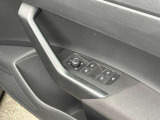 運転席ドアに集約されたパワーウィンドウスイッチで全窓をスマートに操作できます。
