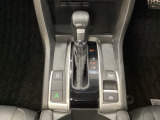 CVT車のセレクトレバーです。低速から高速まで、変速ショックのないスムーズな走りと、エンジン効率のよい領域を維持して燃費にも貢献します。サイドブレーキはスイッチ操作の電子制御パーキングブレーキです。