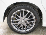 アルミホイール付きで足元もスタイリッシュに。