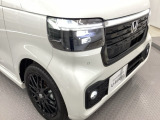 【LEDヘッドライト】点灯した瞬間のクリーンな白さが、今の車らしい清潔感を感じさせてくれます。明るさだけでなく、寿命や省エネ性能も優秀。長く乗る一台だからこそ、こだわわりたい方に最適です。