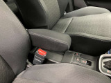 【アームレスト】運転席には、長距離ドライブに優しいアームレストが装備しています。