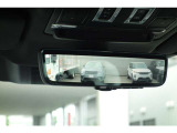 自動防眩インテリアリアビューミラー 後続車のヘッドライトのまぶしさを自動的に抑えます。クリアサイトインテリアリアビューミラーを装備。カメラモードの後方映像と通常のルームミラーにも切り替えが可能です。
