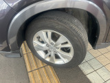 純正アルミ付き。ごらんのデザインが大きい車両を引き締まった感じにさせてくれますね。
