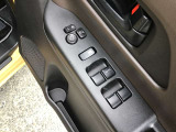 パワーウィンドウやドアミラーのスイッチ等は運転席右側へ集中してます