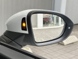 後側方の車両を検知し、ドライバーへ注意を促すレーンチェンジアシストを標準装備。