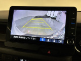 リバースギアに入れるだけで後方の表示へ切り替わります。夜間や雨の日の駐車も楽になりますよ。