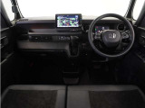 ◆インパネ◆乗る人が心地よい、爽快なフロントビュー。視界の爽快性はもちろん、右左折時もしっかりと安全確認ができます。広く見渡せて、運転に安心をもたらします。