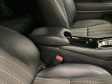 アームレスト付きセンターコンソールボックス装備。収納付きなのでちょっとした小物を入れるのに便利です。