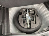 スペアタイヤ、車載工具が収納されています。