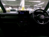 ドライバーを包み込むように、ディスプレーやスイッチ・コンソールを配置。座った瞬間から運転への期待が。空間そのものの心地よさにこだわっています。