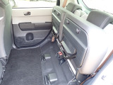 ◆チップアップ&ダイブダウン機構付【ULTR SEAT】は後席座面を左右分割で跳ね上げることができます。トランクで積載できない背の高い荷物をラクラク収納できます。ホンダ車ならではの人気装備です。
