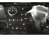 プッシュボタンで切り替え可能なオートエアコンを装備しています