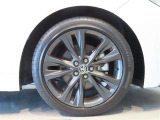 純正のアルミホイール装着車です。タイヤサイズは215/45R17です。
