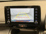 車庫入れなど後進運転時に死角をモニターで確認ができて安全です♪ ステアリング操作の参考になるガイド線も表示しますので車庫入れがニガテな方も安心ですネ!