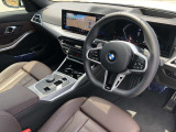 BMW 伝統のコックピットはドライバー志向で設計され、人間工学を駆使し、細部に到るまで設計されたコックピットを実現しました。