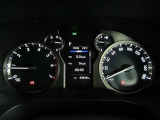 運転に役立つ情報を分かりやすく表示するマルチインフォメーションディスプレイを中央に配したとても見やすいメーター