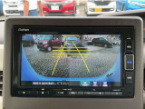 【バックカメラ】運転が苦手な方も車庫入れラクラク。ギアをリバースに入れれば自動的に切り換わりますので、面倒な操作は不要です。狭い駐車場も大切なお車を傷つけず安心です。