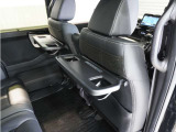 ◆シートバックテーブル◆フロントシートの背面に後席用のテーブルがついています。小物が置けて!カップホルダーもあります、ドライブ中や休憩時にも便利なテーブルです。