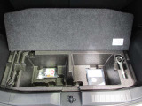 荷室の下に収納があります。これは便利なアイテムです。