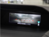 【フロントブラインドビュー】車両前方に搭載したカメラは、車両前方が約180度見渡せる降格映像で表示!