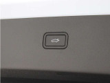 テールゲートには、スイッチ一つで開閉可能な電動開閉機能を採用。ディスプレイから、またはテールゲートにあるボタンを使用して開閉します。