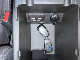 スマートフォンやお手持ちの機器のバッテリー残量が少なくなっても、運転中に充電ができるので安心ですね!