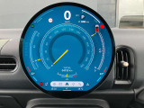 円形有機ELセンターディスプレイ、ミュージックサーバー、Bluetooth、ハンズフリーフォン付。