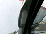 運転席・助手席乗降グリップ。