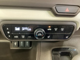オートエアコンで、毎日のドライブを快適に。温度、風量を自動で調整し、理想的な車内環境を提供します。