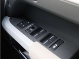 (パワーシート)運転席にはメモリー機能付きパワーシートが装備されます。3パターン記憶させる事ができ、誰かが乗った跡でもすぐに自分のポジションに戻す事が出来ます!