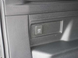 【12Ⅴ電源】荷室に装備。スマートフォン充電など何かと必要な電源です。