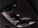 【SOSコール】車両の通信システムにより、SOSコールを発信することが可能です。また、エアバックの開くような大きな事故の場合は自動で通信を開始します。もしもの時にも安心です。