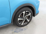 装着タイヤサイズは、195/60R17です。純正アルミホイールを装着しております。