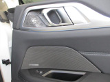 BMWはすべての窓がオートウインドウで操作できます。ドアミラーも電動での格納はもちろん、後退時には助手席ミラーが下を向く機構が備わっています。