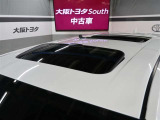 室内に心地いい解放感を。パノラマムーンルーフ付きです。キャンプで星空を眺められます!