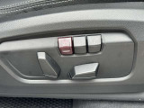 運転席メモリー付きフロント電動シート装備。
