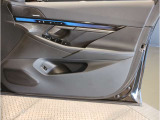 BMWはドアが分厚いです。衝突によりドアがつぶれてしまった場合にも外からいち早くドアを開けれるよう考えられています。数十秒の救出の遅れが命につながりかねない場合、こういった配慮が重要なポイントです。