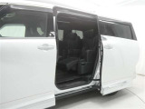 【両側パワースライドドア】両側パワースライドドア付きだから、狭い駐車スペースなどでの 乗り降りラクラク!小さなお子さまのいるご家庭には嬉しい装備。