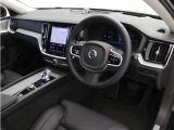 インストルメントパネルは僅かに運転席側へと傾けられているほか、余計なスイッチ類を可能な限り排し、運転に集中しやすい環境を造り出しています。