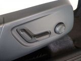 運転席は左右ともパワーシートとなっています ボタンをスライドさせることで直感的に操作可能です