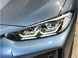 BMWの伝統の丸目4灯ヘッドライトでございます。LEDライトで視認性もよく明るく安全性の向上につながります。